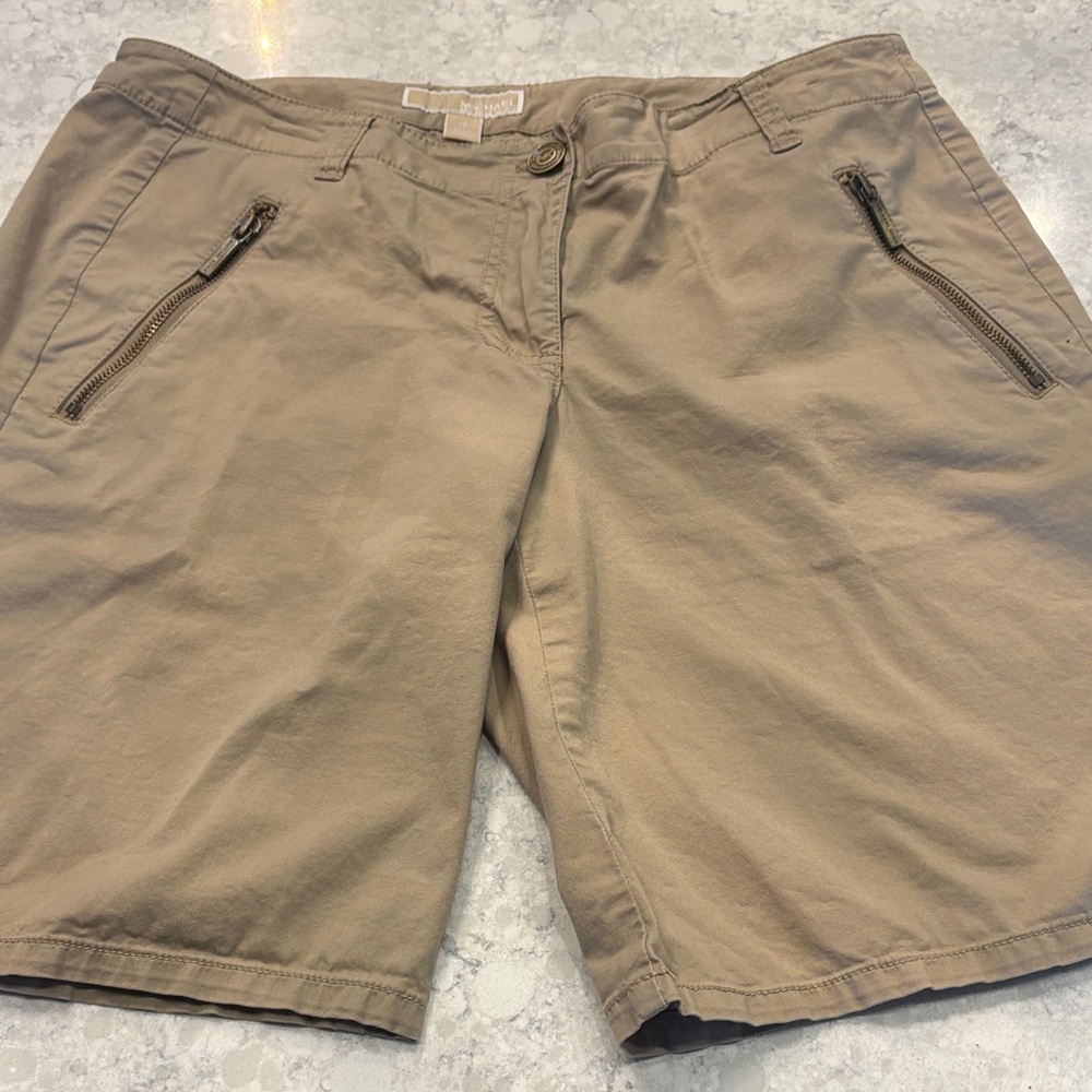 Michael Kors bermuda/short size 10
With zipper details